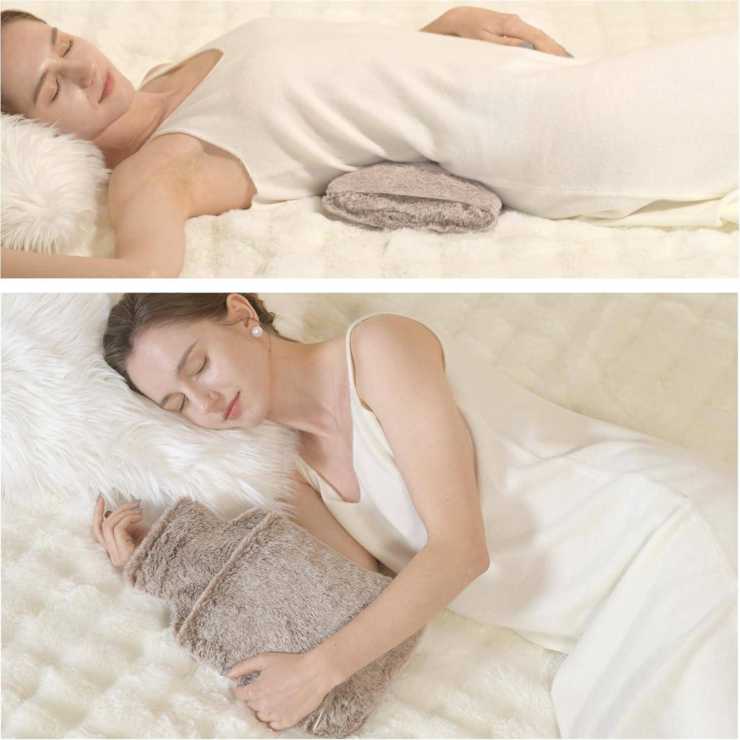 Eine Person in einem weißen Kleid liegt auf einer weichen Oberfläche und ruht mit einem flauschigen Kissen unter ihrem Rücken und einem weiteren Kissen neben sich.