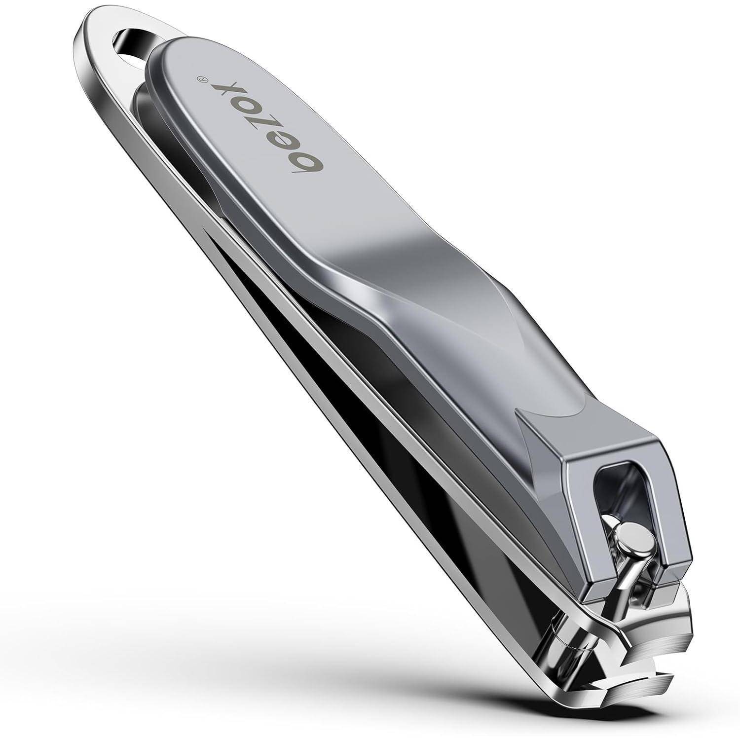 Eine Nagelschere aus Metall mit elegantem Design, auf deren Hebel der Markenname angebracht ist.