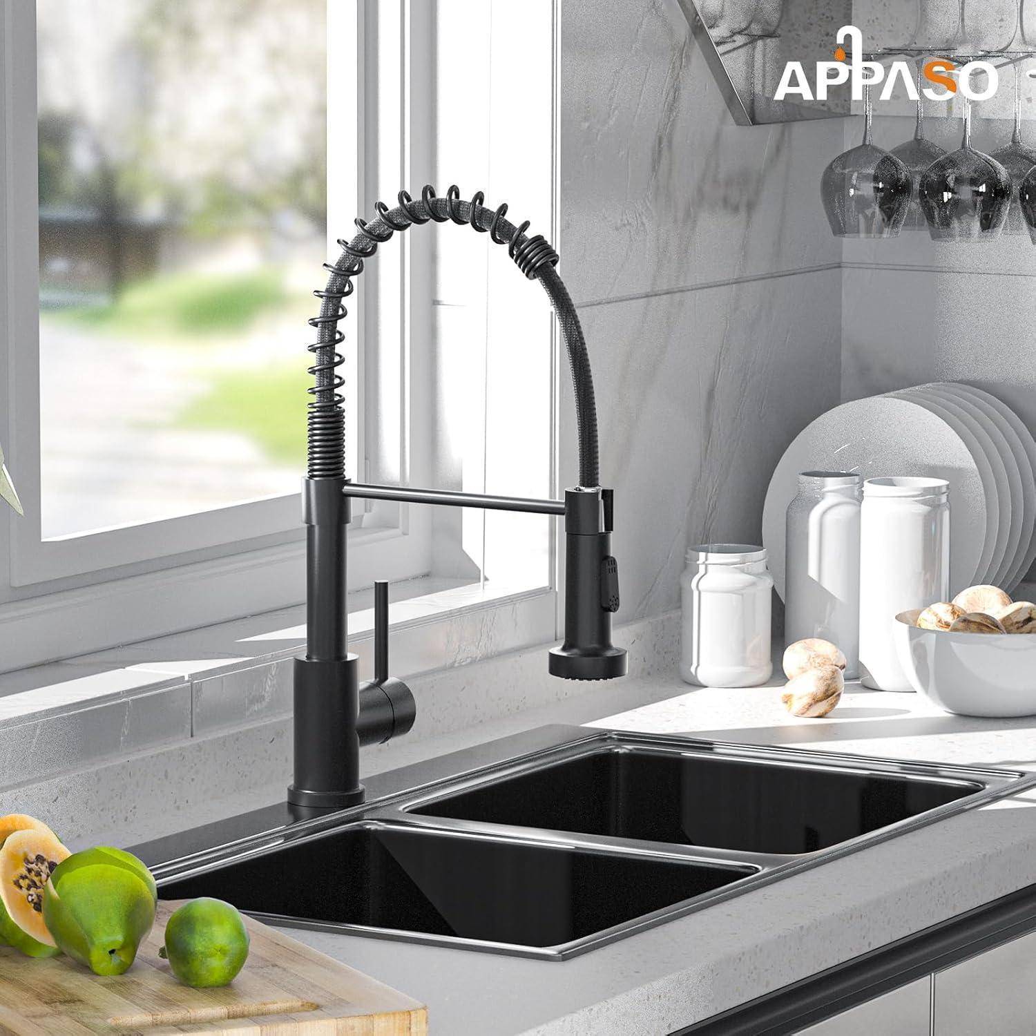 Eine moderne Küche mit einem eleganten schwarzen Wasserhahn über einem Doppelspülbecken, umgeben von Obst auf der Arbeitsplatte und einem Blick durch ein Fenster.