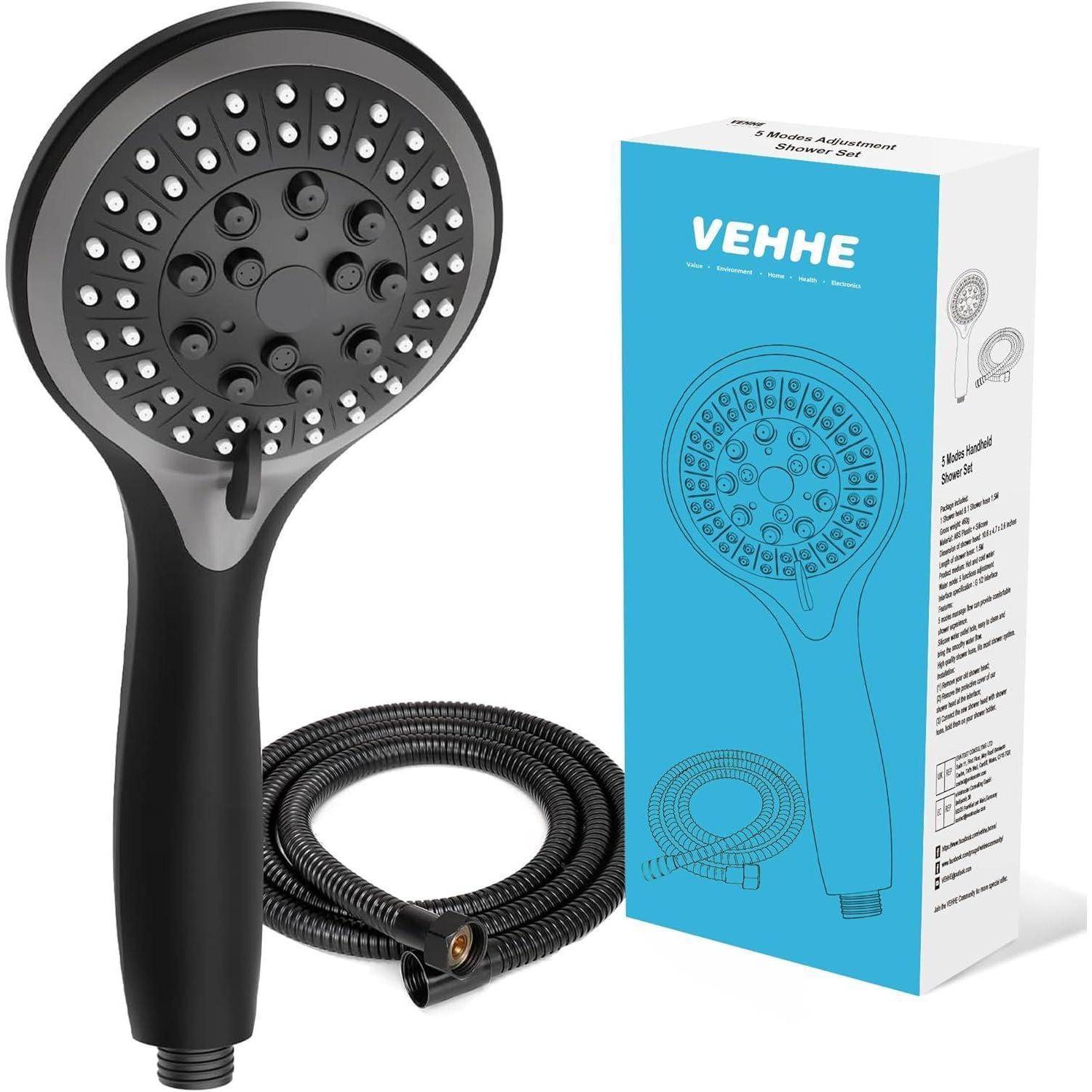 Eine schwarze Handbrause mit mehreren Düsen und einem Schlauch, die neben ihrer Verpackungsbox mit der Aufschrift 