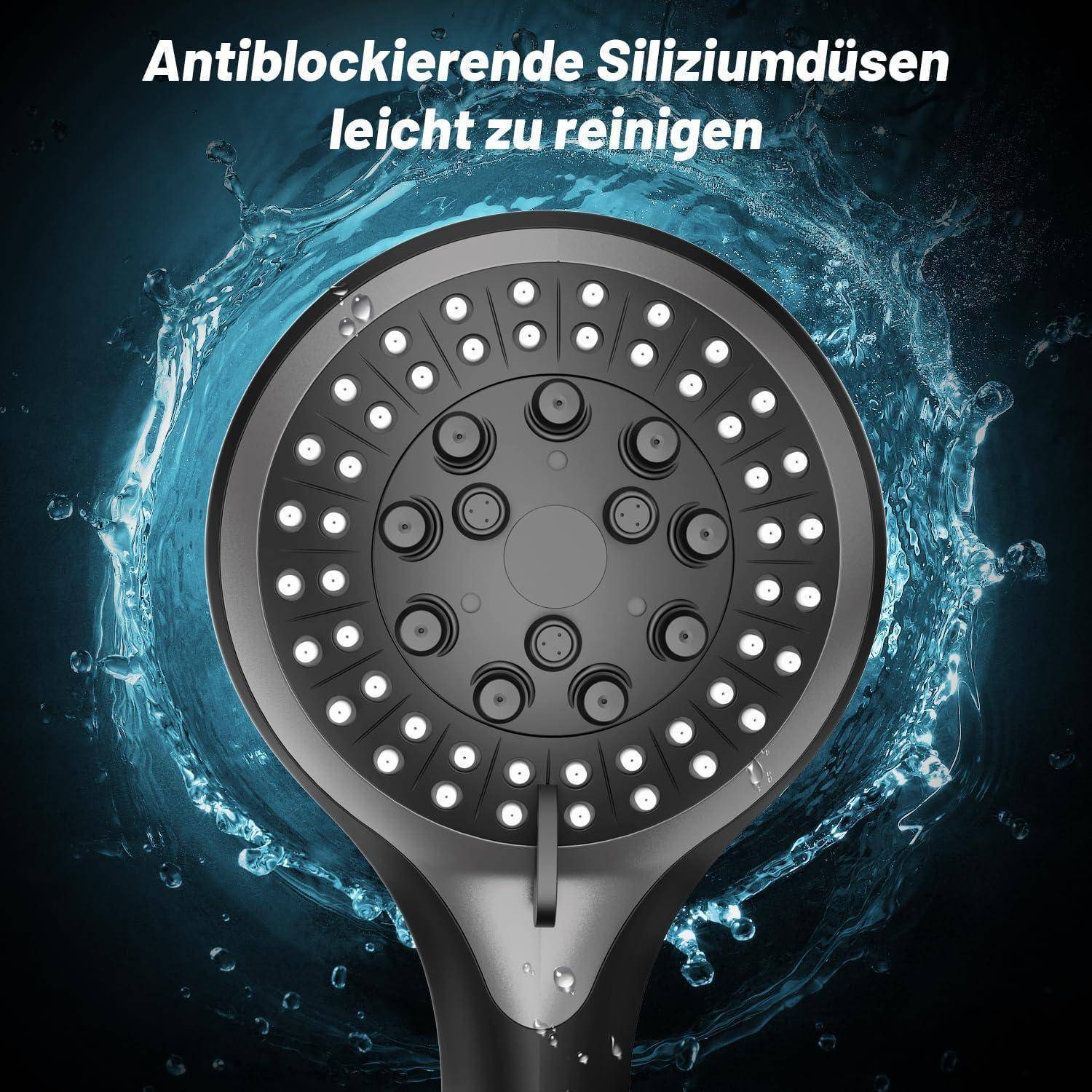 Eine Nahaufnahme einer Duschbrause mit mehreren Düsen, umgeben von Wasserspitzen. Deutscher Text liest sich: 'Antiblockierende Siliziumdüsen leicht zu reinigen'.