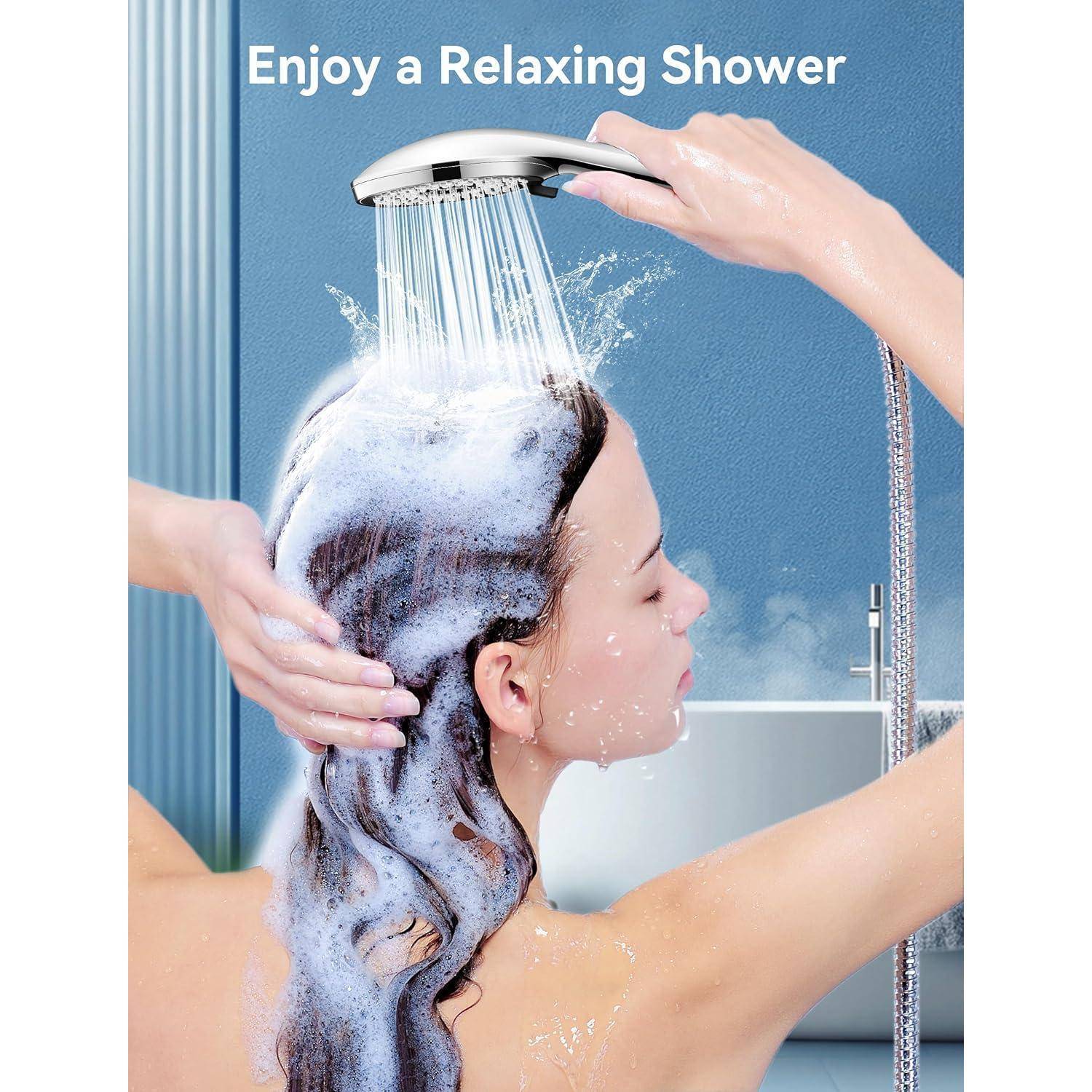 Eine Person genießt eine erfrischende Dusche, während Wasser über ihren Kopf rinnt, unter dem Text 