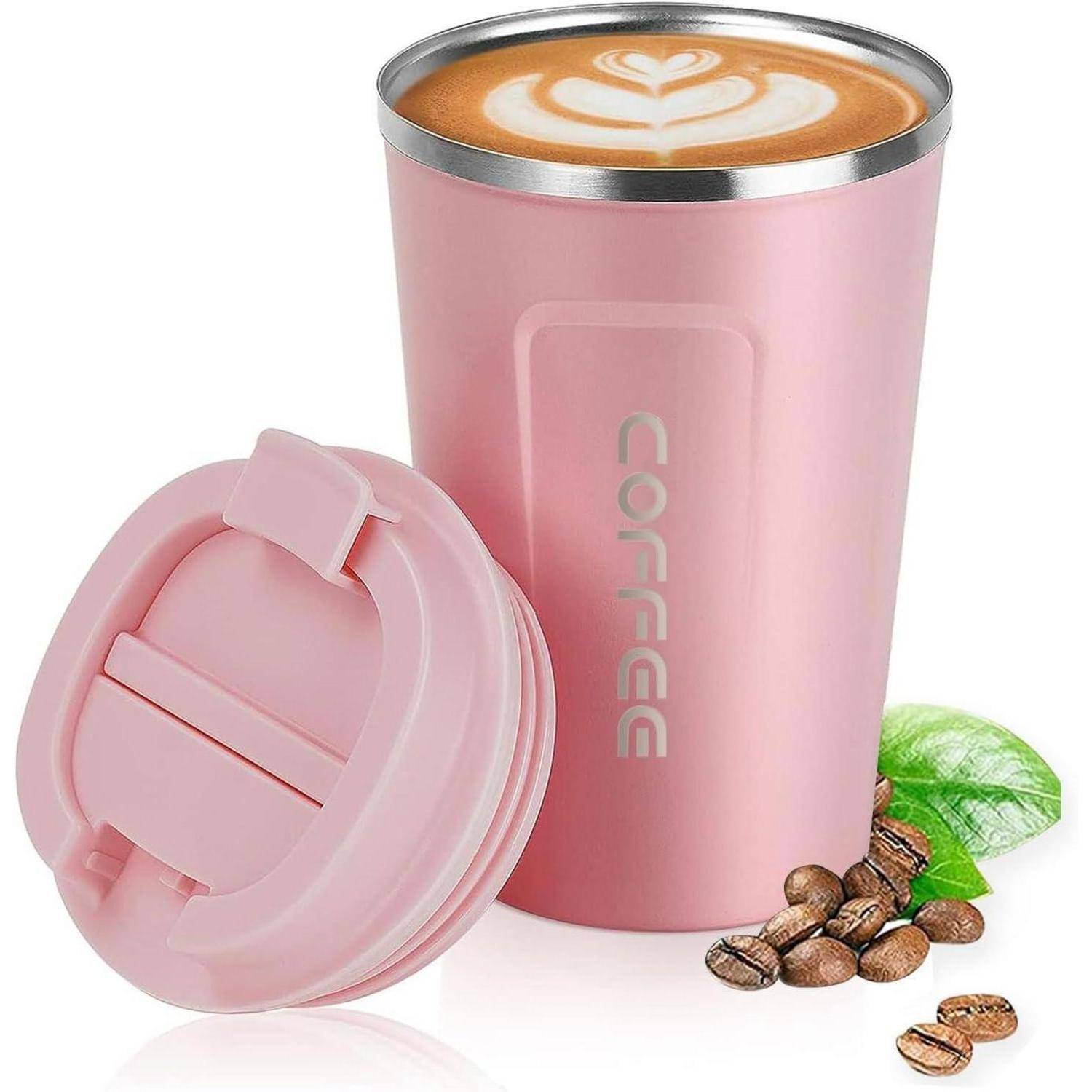 Ein pinker isolierter Kaffeebecher mit einem Latte-Art-Design auf der Oberfläche, der neben Kaffeebohnen und einem abgenommenen passenden Deckel präsentiert wird.