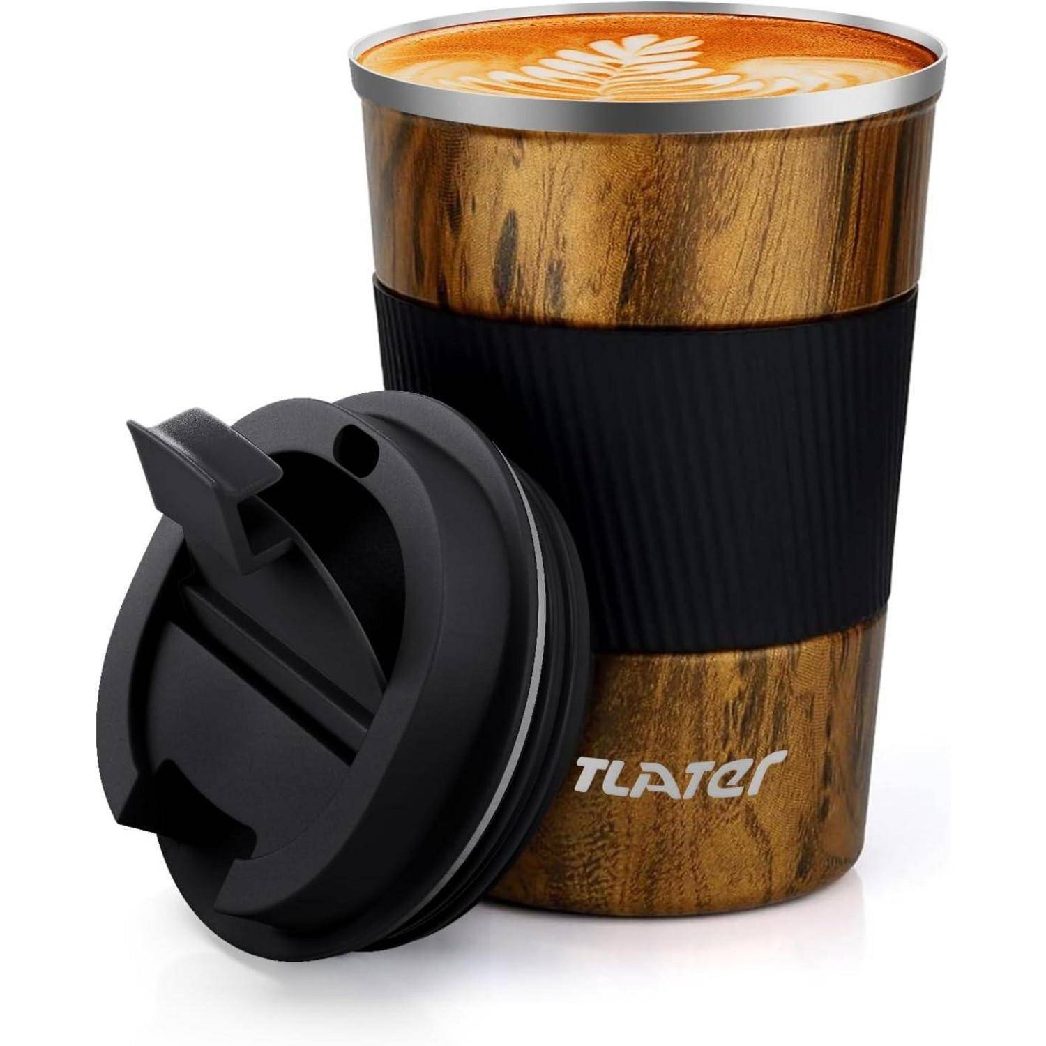 Ein Kaffeebecher aus Holzstruktur mit schwarzem Griff und abnehmbarem Deckel, auf dem ein Latte mit herzförmigem Schaummuster zu sehen ist.