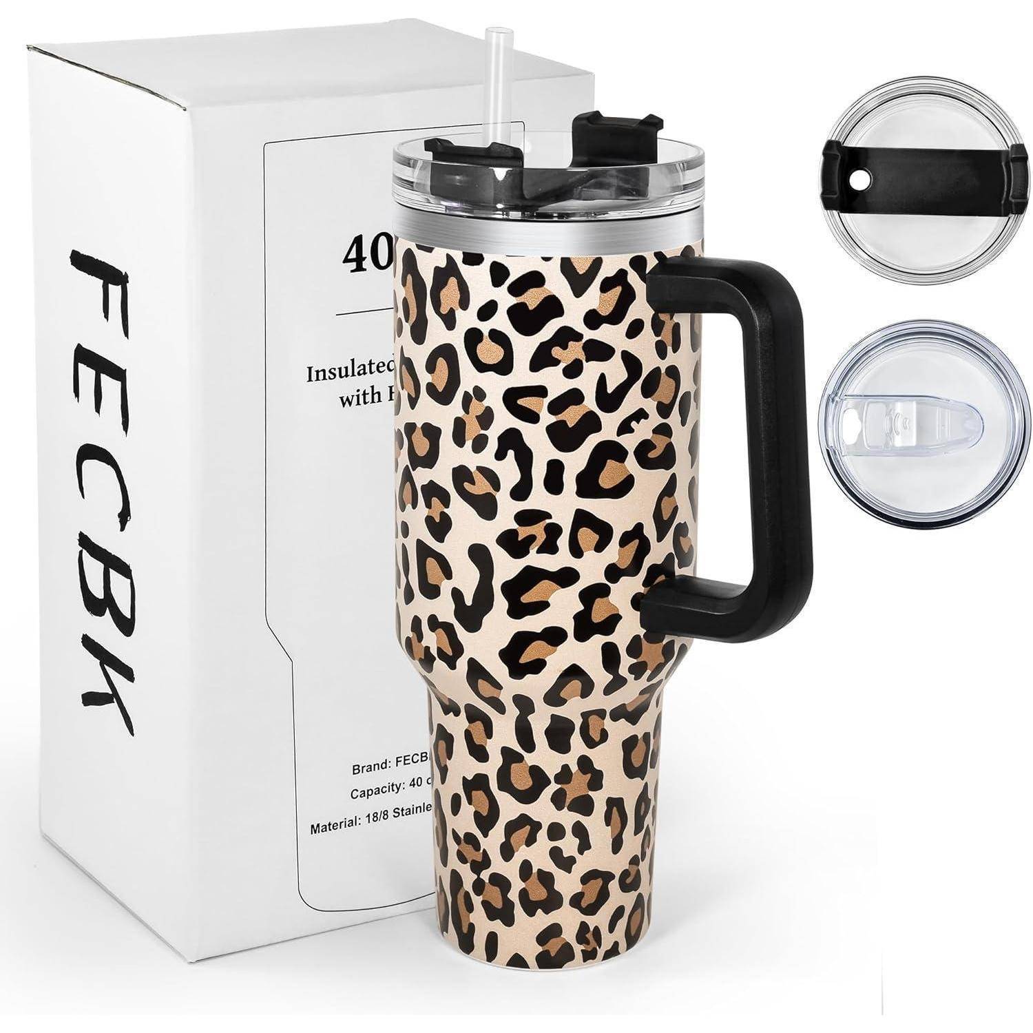 Ein Thermobecher mit Leopardenmuster und schwarzem Griff, der neben seiner Verpackungsbox und zwei Deckeloptionen, einer mit Strohhalm, gezeigt wird.