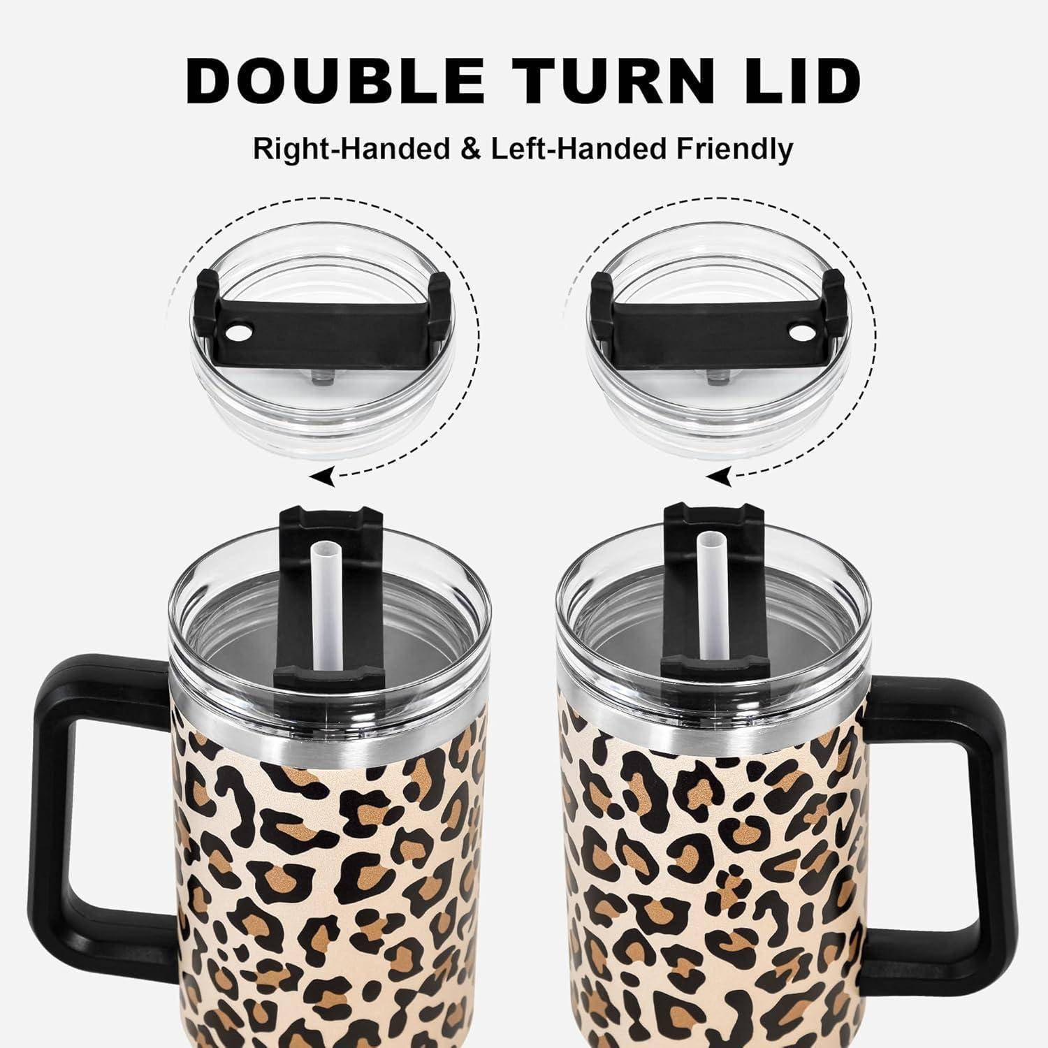 Leoparden-Print Becher mit einem Deckel, der sich wahlweise für Rechts- und Linkshänder drehen lässt. Der Deckel verfügt über einen eingelassenen Schiebemechanismus für einfaches Öffnen.