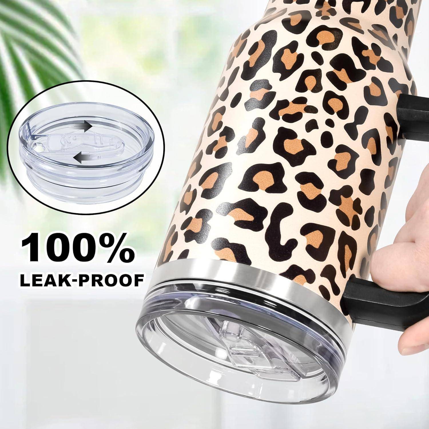 Leoparden-Printmuster Isolierbecher mit Deckel und Griff, mit '100% auslaufsicher' gekennzeichnet, vor einem unscharfen Hintergrund mit einer Pflanze.