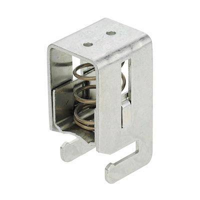 Eine Metallklammer mit Federmechanismus, die eine rechteckige Form und zwei Löcher an der Oberseite aufweist und zur Befestigung von Gegenständen in einer mechanischen Anordnung verwendet wird.