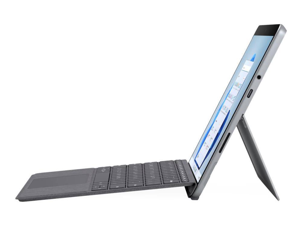 Eine Seitenansicht eines dünnen Laptops mit einer abnehmbaren Tastatur in einer teilweise zusammengeklappten Position, der einen Kalender auf seinem Bildschirm anzeigt.