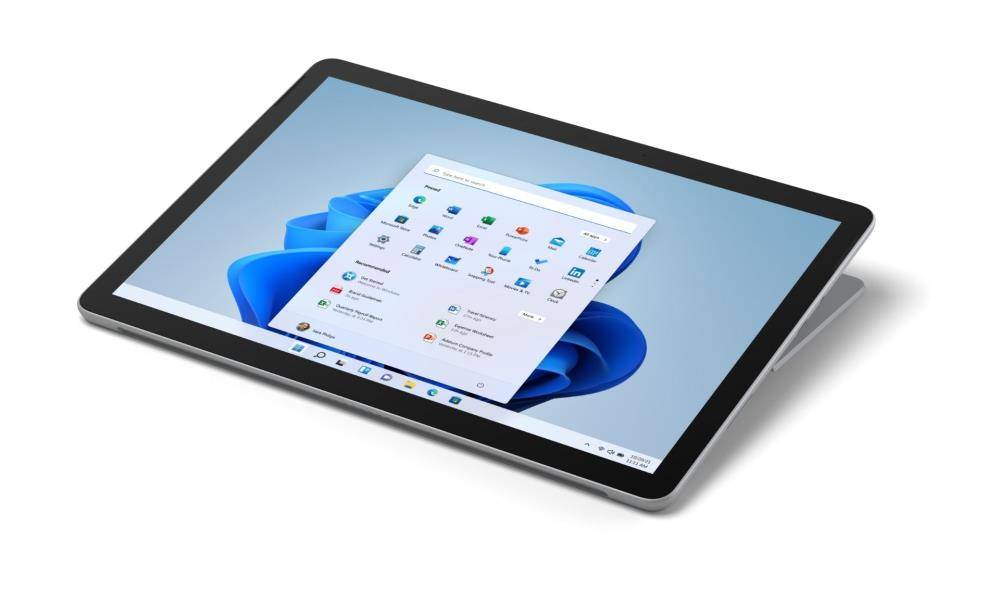 Eine Tablette zeigt ein geöffnetes Windows 11 Startmenü mit App-Symbolen vor einem blauen abstrakten Hintergrund und deutet damit auf eine moderne Benutzeroberfläche hin.