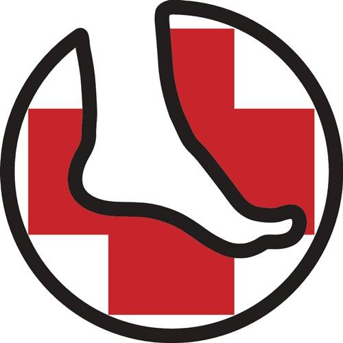 „Logo mit einem stilisierten schwarzen Schuhfußabdruck über einem roten Kreuz, das in einem Kreis eingeschlossen ist und Gesundheitsversorgung oder medizinische Dienstleistungen symbolisiert.