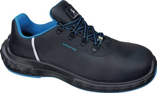 Ein schwarzer und blauer Sportschuh mit einem Logo, das einen Berg und das Wort ‚LEMAITRE' an der Seite zeigt, entwickelt für Leistung und Haltbarkeit.