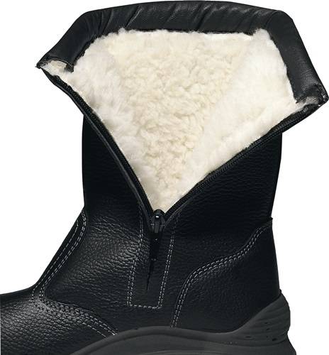 Ein schwarzer Lederstiefel mit weißem Fleecefutter ist teilweise aufgeritzt und zeigt das weiche Innere, das für Wärme und Komfort konzipiert ist.