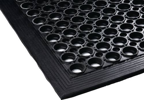 Rutschhemmende Gummimatte mit kreisrunden Perforationen, die für Rutschsicherheit und Entwässerung konzipiert ist, aus einem Winkel aufgenommen, um Textur und Dicke hervorzuheben.