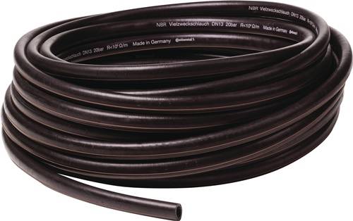 Eine Spule schwarzen industriellen Schlauchs, beschriftet mit 'NBR Vielzweckschlauch DN13 20bar'. Made in Germany, auf weißem Hintergrund präsentiert.