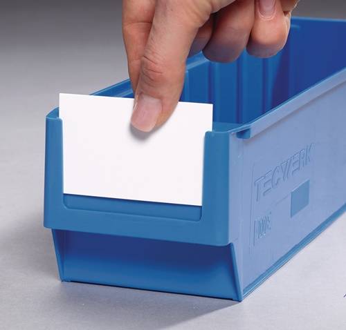 Eine Hand schiebt ein weißes Etikett in einen blauen Lagerbehälter mit einem Etikettenhalter an der Vorderseite.