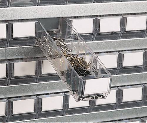 Eine transparente Schublade ist teilweise aus einem Lagerschrank herausgezogen und enthält verschiedene kleine Metallteile wie Schrauben und Nägel.