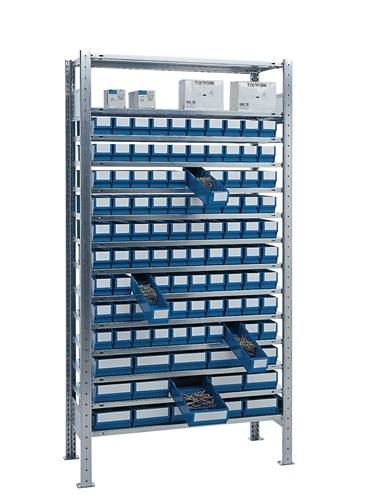 Ein Metallregalsystem mit mehreren blauen Schubladen, einige geöffnet und gefüllt mit Schrauben und Kleinteilen. Obere Regale tragen verpackte Gegenstände.