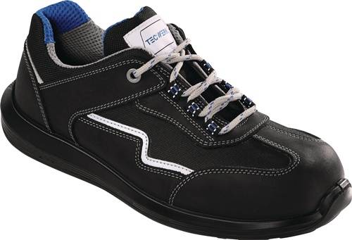 Ein schwarzer Sportschuh mit blauen Akzenten und einem weißen Logo an der Seite. Der Schuh verfügt über eine dicke Sohle und eine Schnürverschluss-Konstruktion.