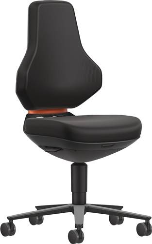 Ein moderner schwarzer ergonomischer Bürostuhl mit einer konturierten Rückenlehne und gepolstertem Sitz, der auf Komfort und Unterstützung ausgelegt ist.