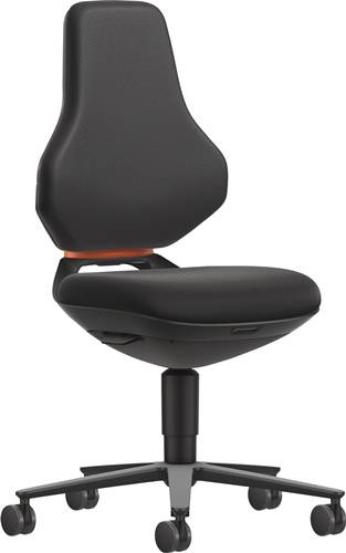 Ein moderner schwarzer Bürostuhl mit einer geschwungenen Rückenlehne, ohne Armlehnen und mit einem verstellbaren Höhenmechanismus, der für ergonomisches Sitzen entwickelt wurde.