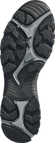 Eine Nahaufnahme der Sohle eines schwarzen Wanderschuhs, die das robuste Profil zeigt, das für Traktion und Stabilität auf unebenem Gelände entwickelt wurde.