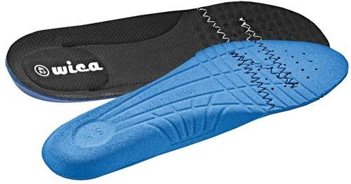 Ein Nahaufnahmebild von zwei Schuheinlagen in unterschiedlichen Farben; eine ist schwarz mit weißer Naht, und die andere ist blau mit schwarzer Naht.