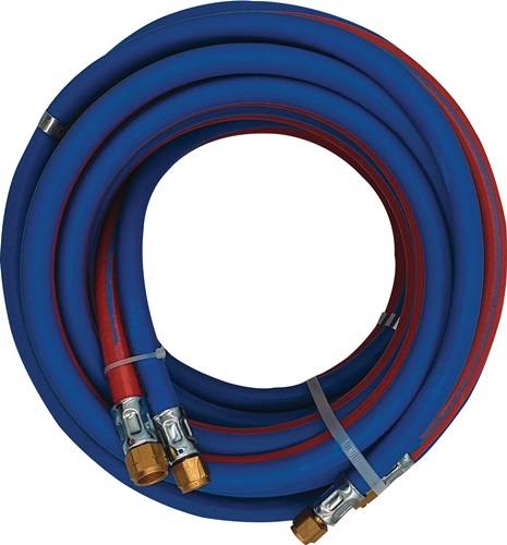 Ein aufgewickelter blauer und roter Schlauch mit Messingarmaturen, gesichert durch Metallschellen.