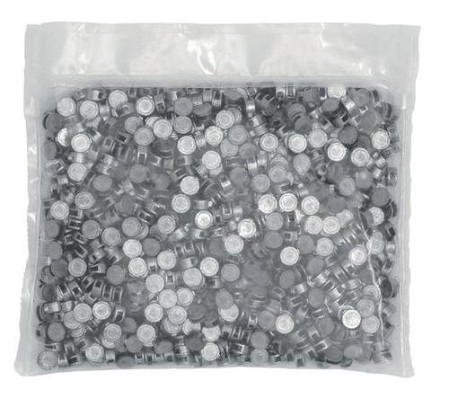 Ein transparenter Plastikbeutel, der zahlreiche kleine, runde, metallische Objekte mit reflektierenden Oberflächen enthält, die elektronischen Bauteilen oder Steckverbindern ähneln.