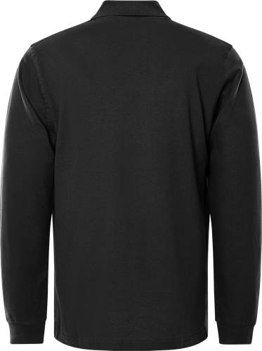 Person, von hinten gesehen, trägt ein schlichtes schwarzes Langarmshirt.