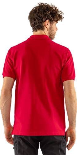 Eine Person in einem roten Poloshirt wird von hinten gezeigt, wobei die Farbe des Shirts und seine Passform an den Schultern und im Oberkörper hervorgehoben werden.
