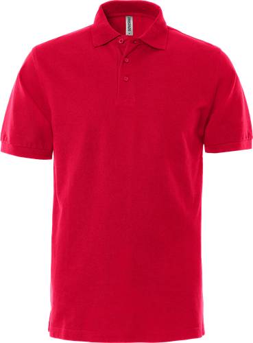 Ein schlichtes rotes Poloshirt mit Kragen und drei Knöpfen.
