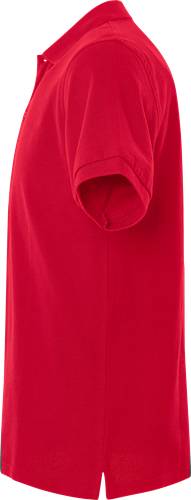 Eine Nahaufnahme eines hellroten kurzärmeligen T-Shirts, die sich auf den Ärmel und die Seitennaht konzentriert und die Gewebetextur und leuchtende Farbe zur Geltung bringt.