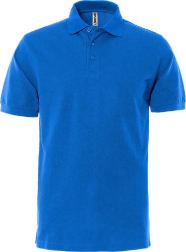 Ein schlichtes blaues Poloshirt, das vor einem schwarzen Hintergrund präsentiert wird und seine kurzen Ärmel und Kragenstil zeigt.
