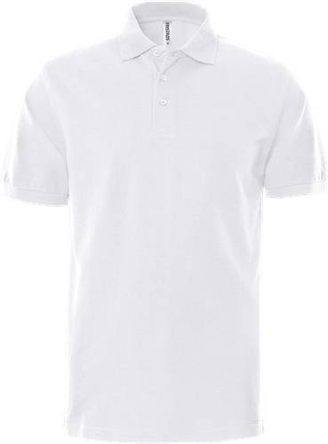 Ein schlichtes weißes Poloshirt, das vor einem schwarzen Hintergrund präsentiert wird, mit kurzen Ärmeln und einem Kragen mit zwei sichtbaren Knöpfen.