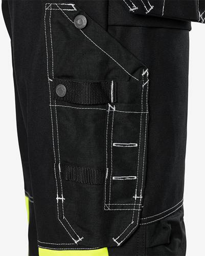 Schwarze Cargohose mit weißen Nähten, Knopfverschlüssen und einem schwarzen Riemendetail.