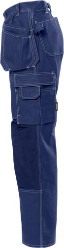 Eine Nahaufnahme eines blauen Stoffes mit sichtbaren Nähten und einem aufgesetzten Taschen-Detail.