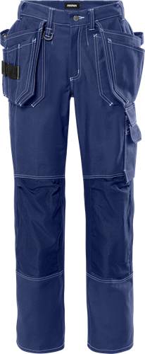 Blaue Hose mit Cargotaschen vor schwarzem Hintergrund.