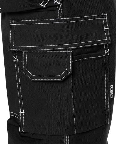 Nahaufnahme einer schwarzen Utility-Tasche mit weißen Nähten, die mehrere Fächer und eine Klappe aufweist, vermutlich Teil einer Arbeitshose.