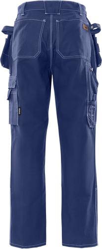 Eine Nahaufnahme von blauen Cargohosen, die mehrere Taschen präsentiert, die für Praktikabilität und Nutzen konzipiert sind.
