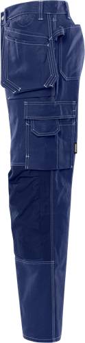 „Eine Nahaufnahme einer blauen Tasche mit weißen Nähten.