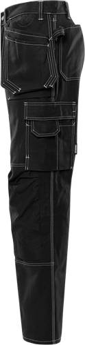 Eine Nahaufnahme einer schwarzen Cargohose mit detaillierten Nähten an der Tasche.