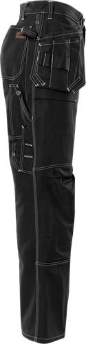 Eine Nahaufnahme der Seitentasche einer schwarzen Hose mit hellen Nähten und metallenen Knopfdetails.