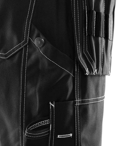 Nahaufnahme von schwarzem Jeansgewebe mit weißen Nähten, die detaillierte Säume und einen Metallknopf zeigen.