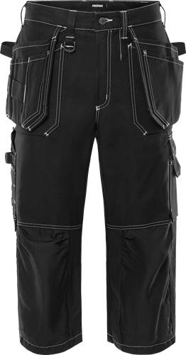 Nahaufnahme einer schwarzen Cargo-Hose mit mehreren Taschen und sichtbaren weißen Nähten, die Funktionalität und Strapazierfähigkeit demonstriert.