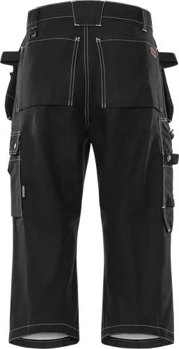 Schwarze Cargo-Hose mit sichtbaren Nähten und Taschen an beiden Oberschenkeln vor einem dunklen Hintergrund.