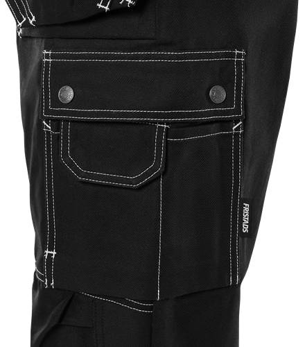 Schwarze Arbeitshose mit weißer Naht in der Tasche und zwei Knöpfen, die ein robustes und praktisches Design präsentieren.