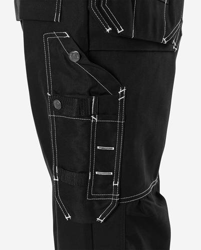 Schwarze Cargo-Hose mit weißen Nähten, mit mehreren Taschen und Knopfdetails.