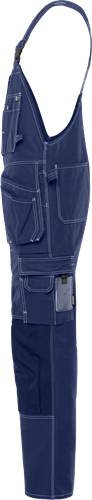 Dunkelblau gefärbene Jeans aus Denim mit mehreren Taschen, die detaillierte Nähte und einen umgeschlagenen Saum in Bodennähe betonen.