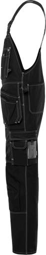 Eine Nahaufnahme von schwarzen Cargohosen mit mehreren Taschen und weißen Nähten, die das funktionale Design der Hose detailliert präsentiert.